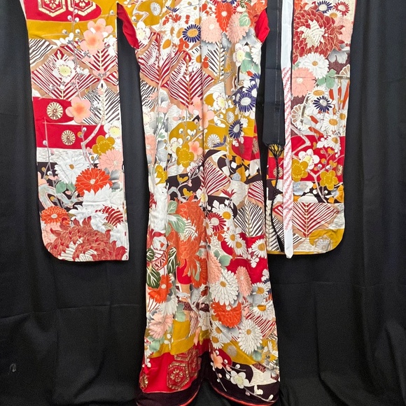 Vintage Furisode Kimono from Japan In Excellent Condition - Picture 6 of 6